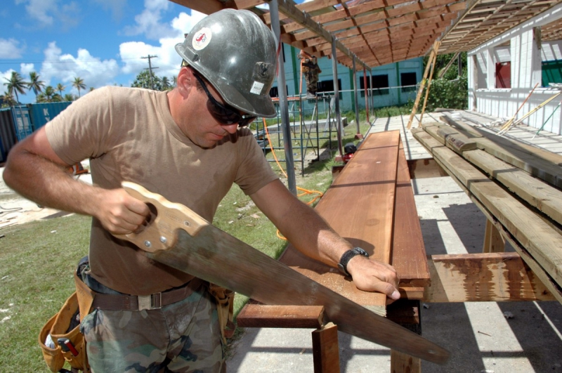 charpentier-DURANUS-min_worker_construction_building_carpenter_male_job_build_helmet-893290